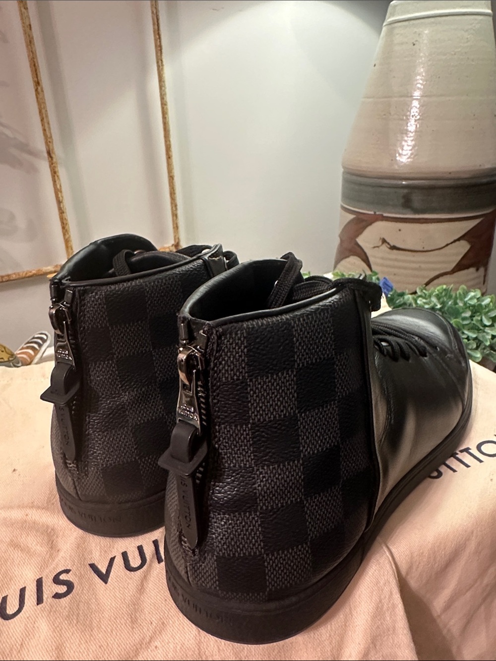 Louis Vuitton Graphite Damier Hightop Sneaker Box, Duster et, 7 or US 8